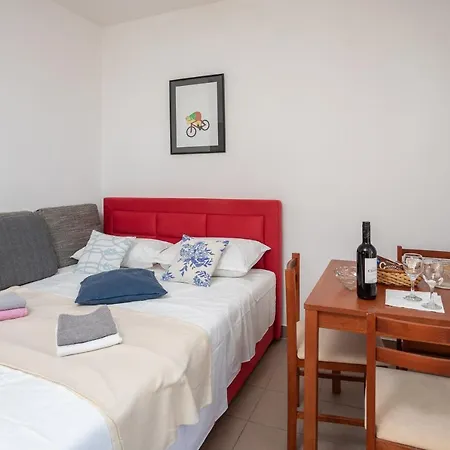 Apartment Borzic Omis