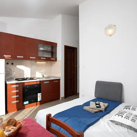 Apartment Borzic Omis